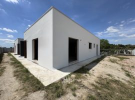RIF. 1488 NUOVA VILLA BIFAMILIARE SU UNICO PIANO CON AMPIO SCOPERTO