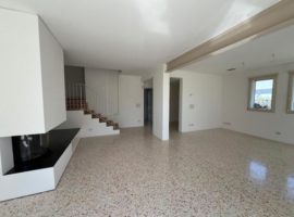 RIF. 1481 PORZIONE DI TESTA DI QUADRIFAMILIARE DI RECENTE COSTRUZIONE IN ZONA CENTRALE E PRESTIGIOSA.