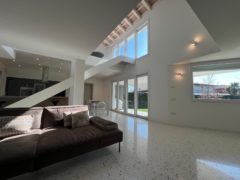 RIF. 1474 VILLA SINGOLA DI LUSSO CON GIARDINO, SOLARIUM E DOMOTICA AVANZATA