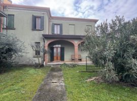 RIF. 1975  CASA ACCOSTATA CON AMPIO SCOPERTO PRIVATO, POSSIBILITA' DI RICAVARE 2 UNITA'.